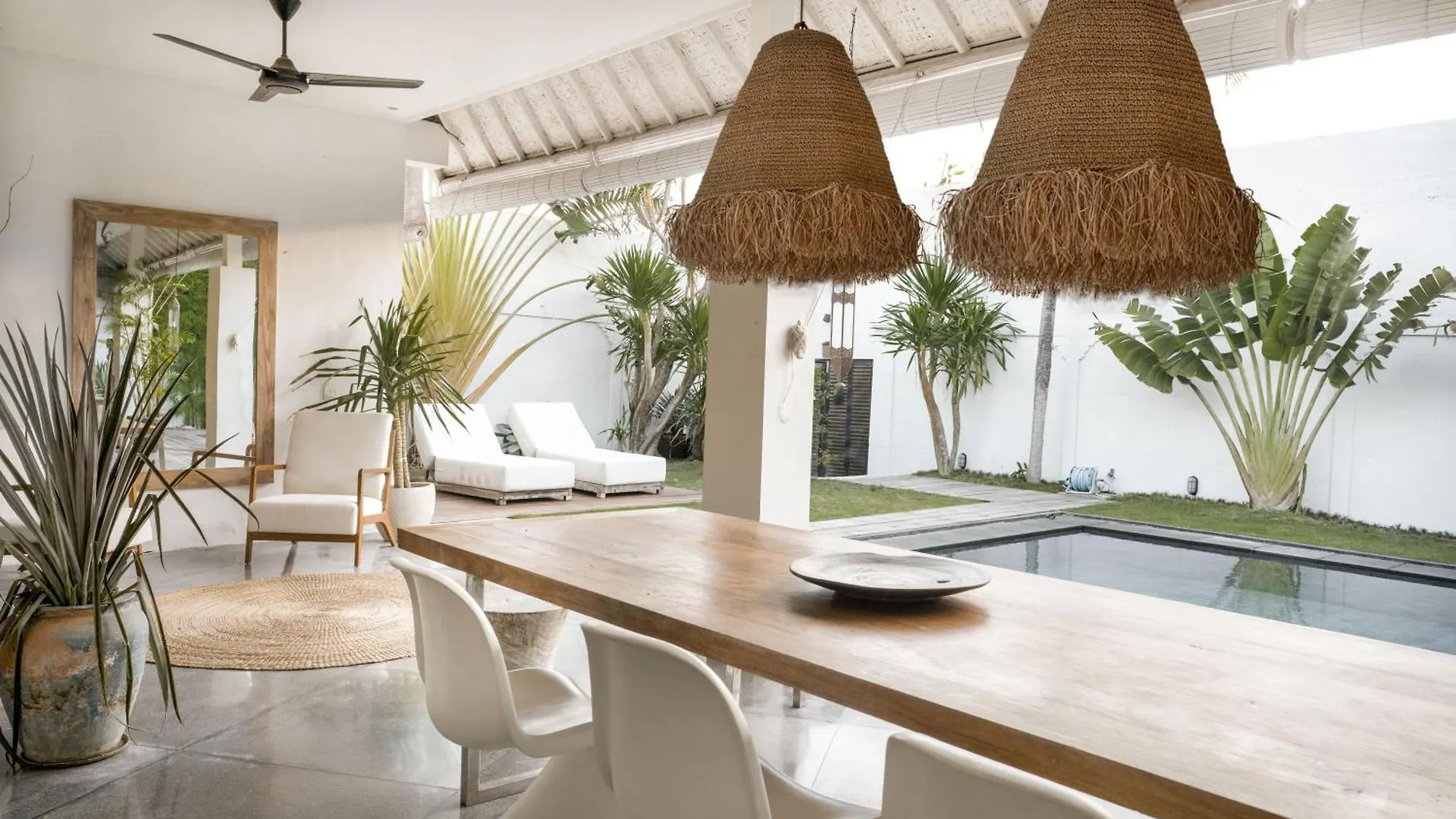 Tropical 3Bdr Poolvilla In Heart Of Seminyak Indonesia